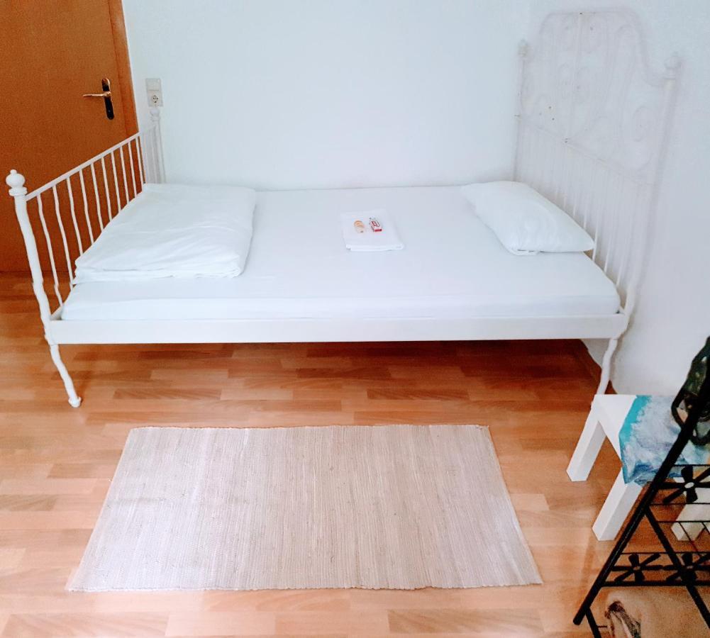 Budget Rooms In Halle With Shared Bathroom, Free Wifi, Netflix & Ipad Exterior photo