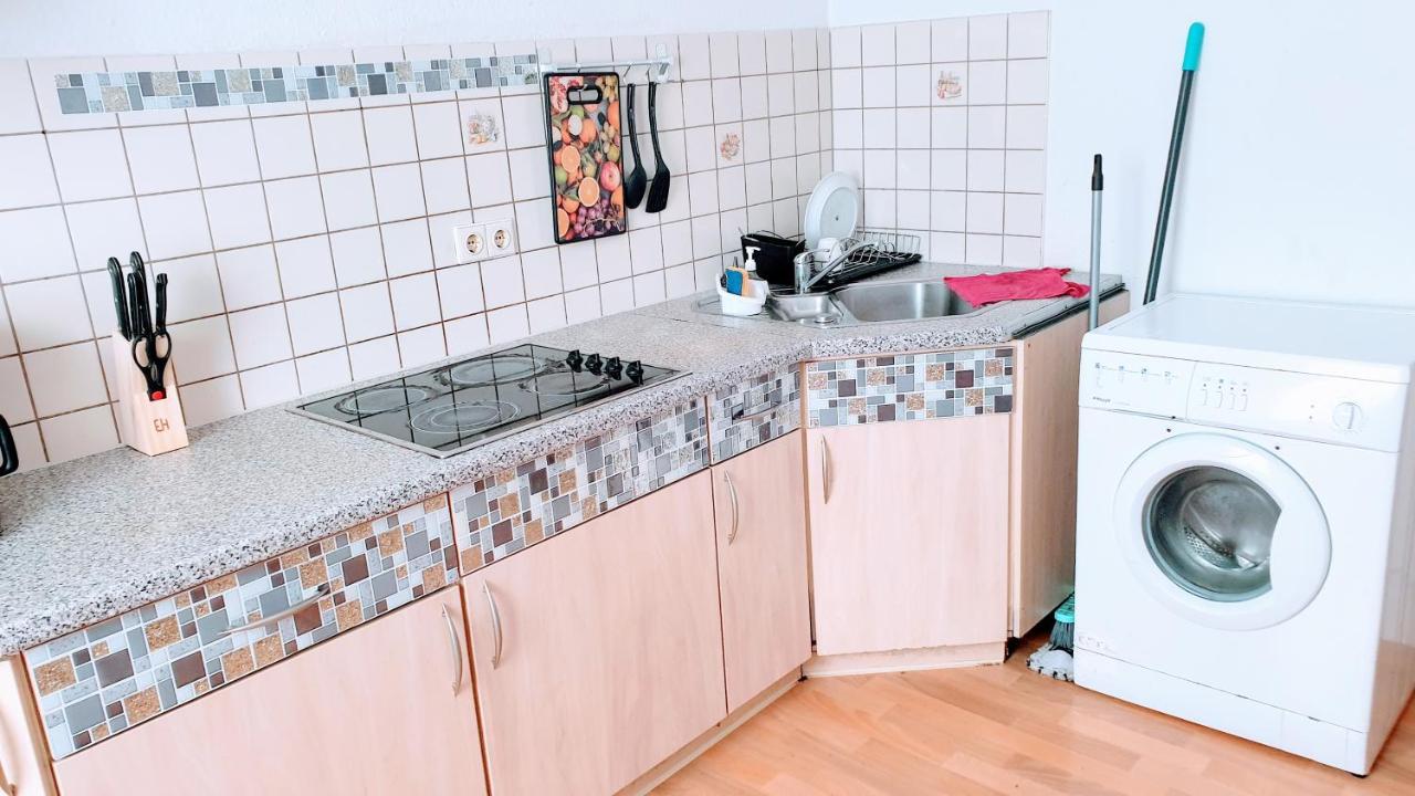 Budget Rooms In Halle With Shared Bathroom, Free Wifi, Netflix & Ipad Exterior photo