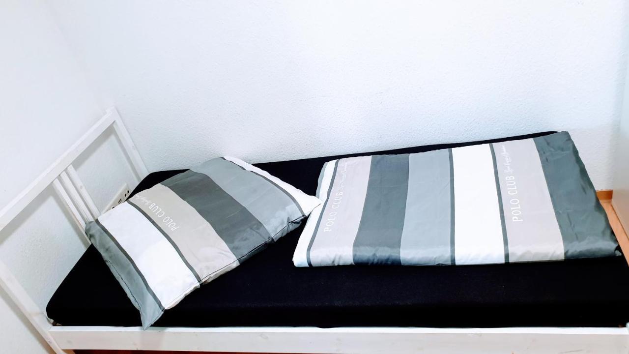 Budget Rooms In Halle With Shared Bathroom, Free Wifi, Netflix & Ipad Exterior photo